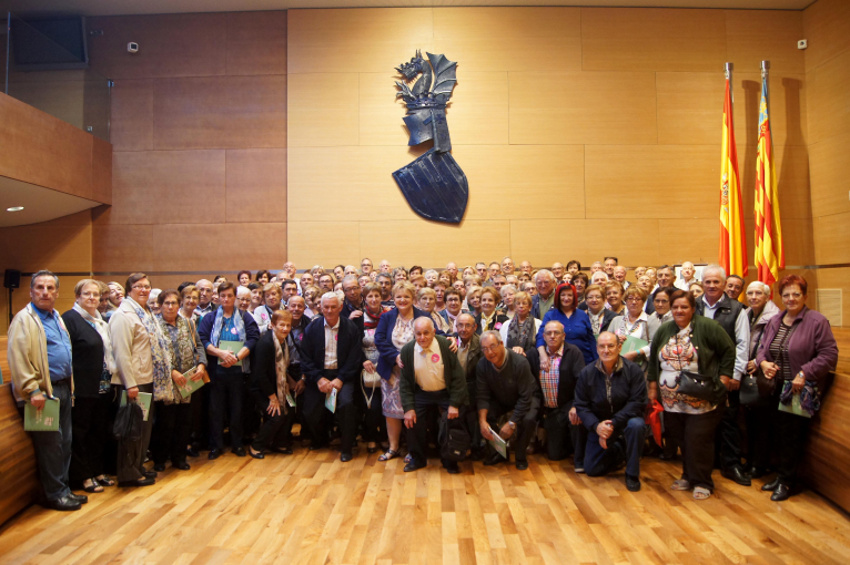 Un centenar de veïns d’Alpuente i Alcublas visiten la Diputació de València 