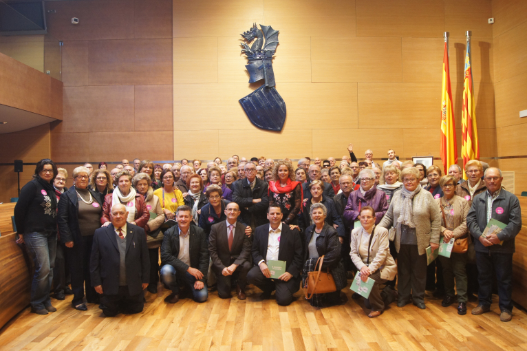 Un centenar de vecinos y vecinas de La Barraca d’Aigües Vives y Quart de Poblet visitan la Diputació de València