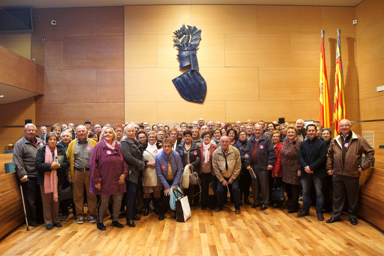 Un centenar de vecinos y vecinas de la Pobla Llarga y Cerdà visitan la Diputació de València