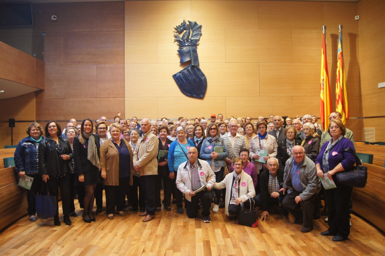 Un centenar de veïns de Moncada i Massalavés visiten la Diputació de València 