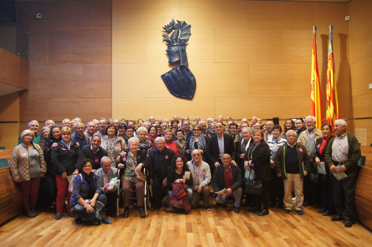 Un centenar de veïns de Torres Torres i Benagéber visiten la Diputació de València 