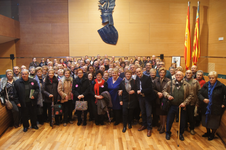 Un centenar de vecinos y vecinas de Alborache y Villalonga visitan la Diputació de València