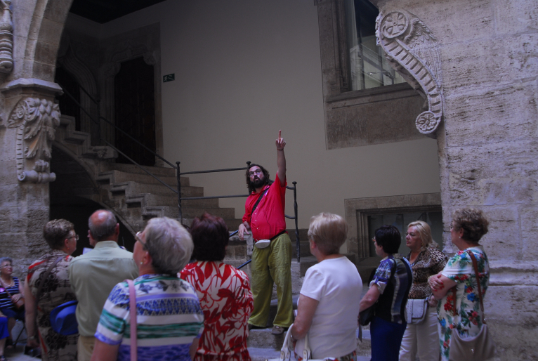 Un centenar de vecinos de Mislata y Emperador visitan la Diputación de Valencia