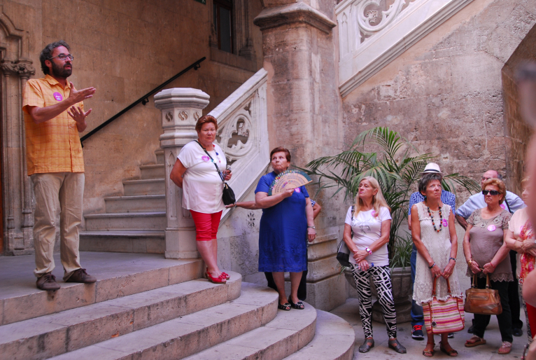 Un centenar de vecinos de Vallada i l’Alcúdia de Crespins visitan la Diputación de Valencia