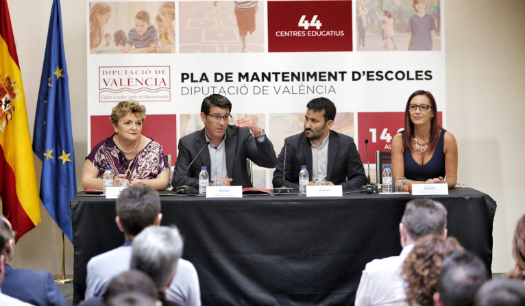 La Diputación presenta a alcaldes y concejales los detalles del plan de mantenimiento en 44 escuelas  