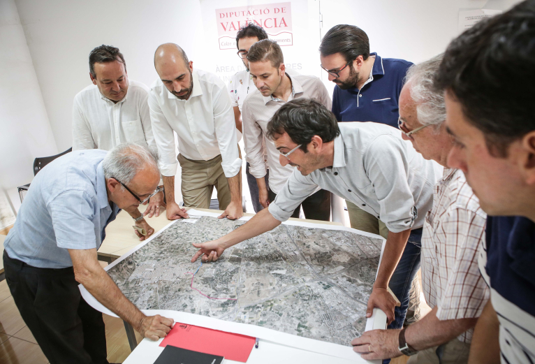 La Diputación presenta a asociaciones de Massarrojos la alternativa a la carretera que evitará el colapso en el casco urbano