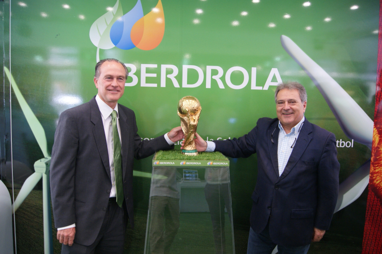 Alfonso Rus visita la exposición “La energía de La Roja”