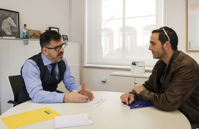Emili Altur es reuneix amb l'alcalde de Barx per a conéixer el projecte de rehabilitació de l'antiga nevera de gel