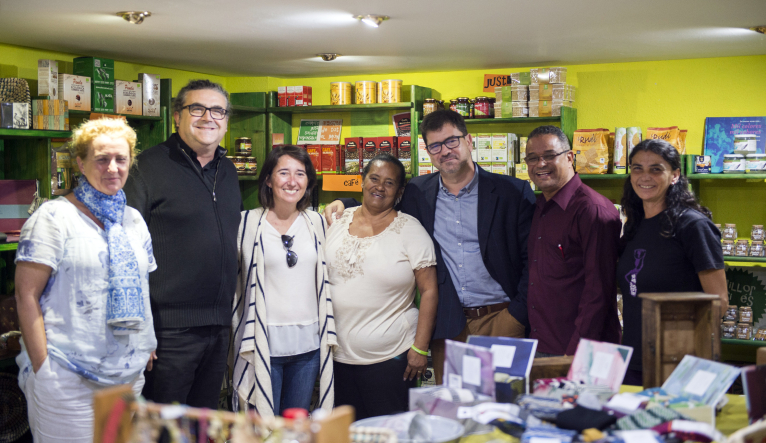 Emili Altur visita ‘La tenda de tot el món’ para respaldar los espacios de comercio justo