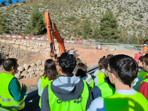 Alumnos de la UPV visitan las obras de carreteras de la Serranía