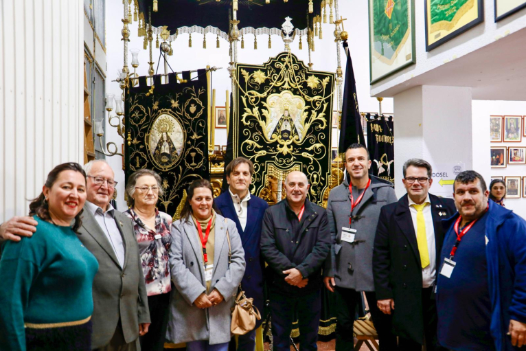 El president de la Diputació de València, Vicent Mompó, visita els famosos dossers de la Setmana Santa d'Alzira