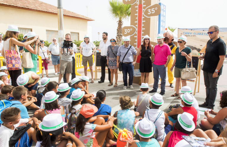 La Diputación lleva a cabo la campaña de sensibilización “Por unas playas sostenibles” 