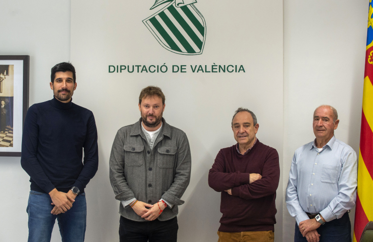 El diputat d'Esports, Andrés Campos, rep en la Diputació als representants del CF Chiva, que celebra el seu centenari en 2023