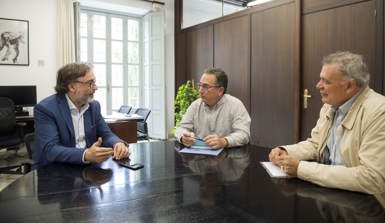 El diputat de Patrimoni, Andreu Salom, rep a Miguel Tórtola, alcalde de Yátova