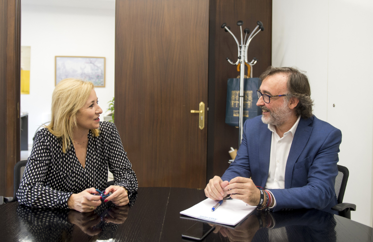 El diputat de Patrimoni, Andreu Salom, es reuneix amb l'alcaldessa de Serra, Alicia Tusón