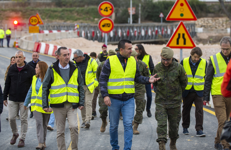 La Diputación y el Ejército conectan Riba-roja de Túria con sus urbanizaciones a través de un puente provisional 