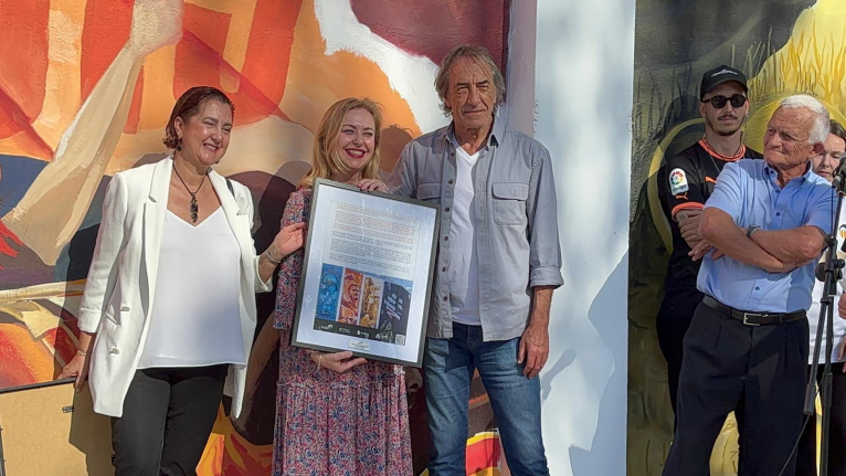 La ruta de arte urbano de la Diputación y el Valencia CF vuelve a la Vall d’Albaida con un mural de Gayá en Beniatjar