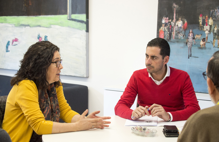 El diputat de Cooperació Municipal, Carlos Fernández Bielsa, es reuneix amb l'alcaldessa de Sinarcas