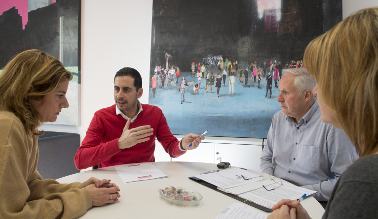 El diputat de Cooperació Municipal, Carlos Fernández Bielsa, rep a l'alcaldessa de Xeresa, Anabel Peiró