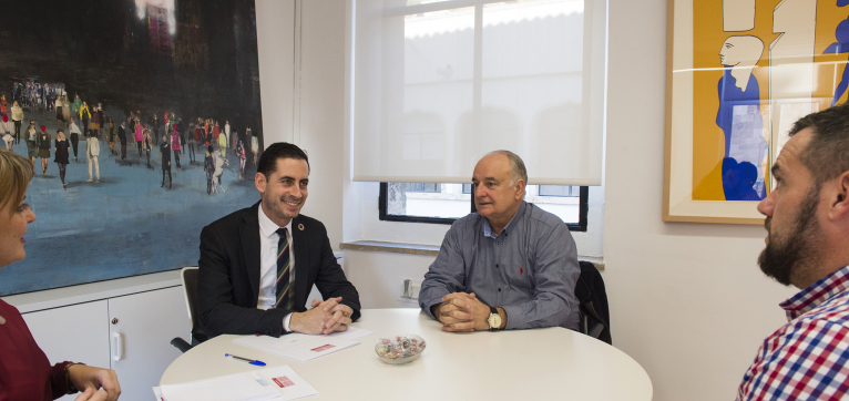El diputado de Cooperación Municipal, Carlos Fernández Bielsa, recibe al alcalde de Alginet, José Vicente Alemany 