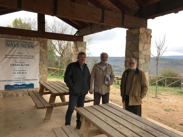 El paraje ‘Fuente Bellido’ de Casas Altas mejora su entorno con la ayuda de la Diputació