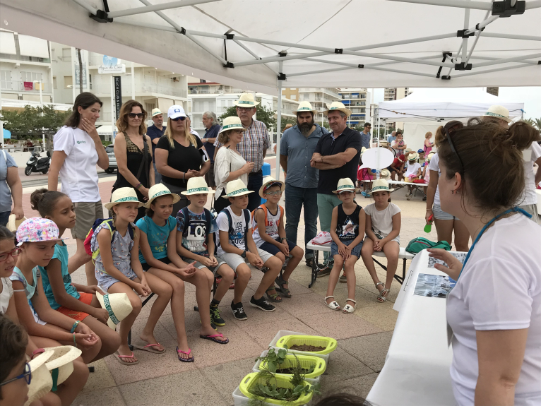 Los talleres de sensibilización ambiental de la  Diputació visitan la playa de Gandia