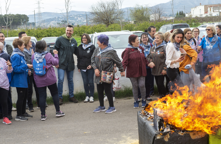 Vicent Mompó celebra en Carlet la cremà de la falla de la asociación ‘Carlet Camina’