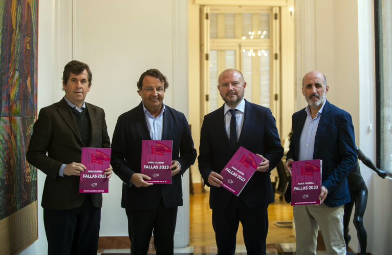 L’empresa Nautalia entrega els cartells de la pròxima Fira de Falles al president Toni Gaspar