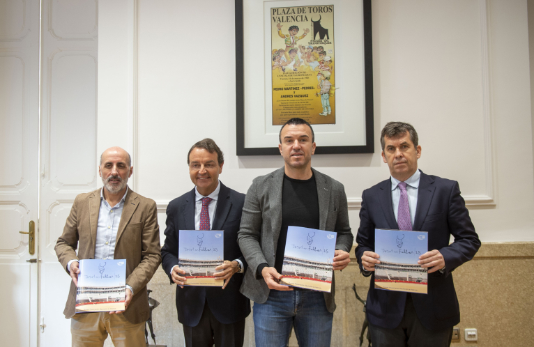 L'empresa Nautalia entrega els cartells de la pròxima Fira de Falles al president Vicent Mompó