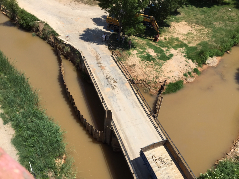 Casas Altas arregla el pont sobre el Túria
