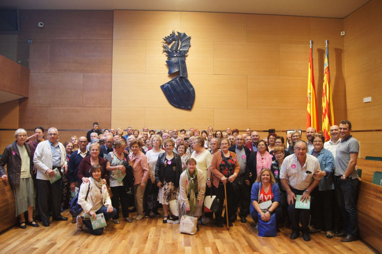 Un centenar de veïns de Caudete de las Fuentes i Càrcer visiten la Diputació de València 