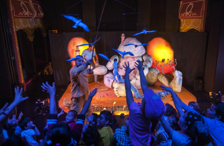 “Menut Teatre” emociona a bebés y mayores en el Escalante 
