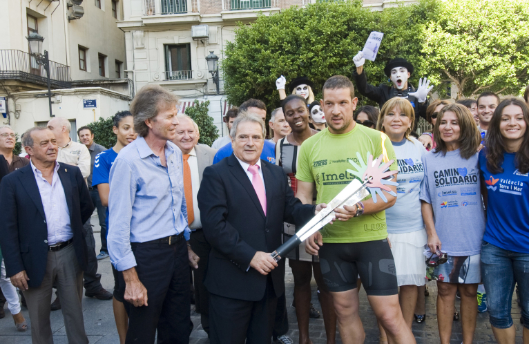 Las Torres de Serranos acogen el final del Camino Solidario en ambiente festivo