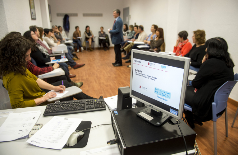 La Diputació duplica el número de plazas y de cursos formativos para los empleados de la Administración Local