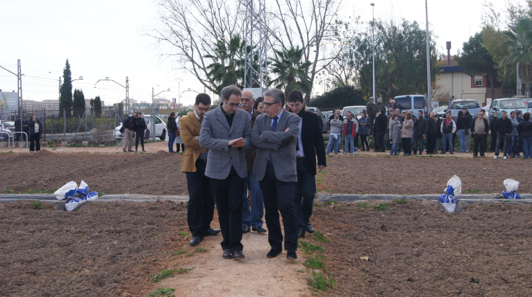 Medina y Sebastià inauguran los primeros “huertos sociales” de Burjassot