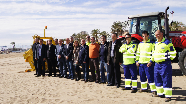 La Diputación pone a punto  la playa de La Pobla de Farnals