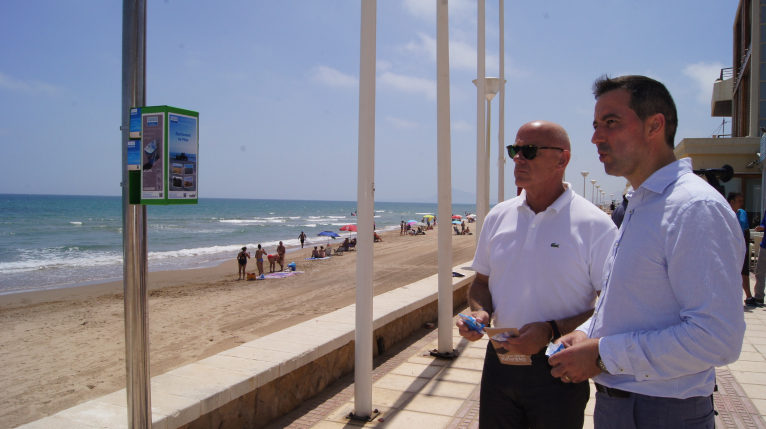 La Diputación reparte 400.000 ceniceros para reducir las colillas en las playas 