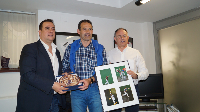 El gran pilotari Titín III visita la Diputació de València