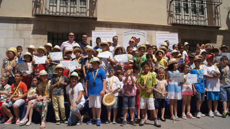 Más de 200 alumnos celebran el encuentro de ajedrez en la plaza de la Diputación