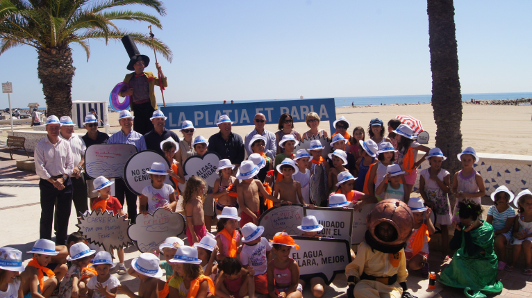 Un centenar de niños aprende a respetar las playas en La Pobla de Farnals 