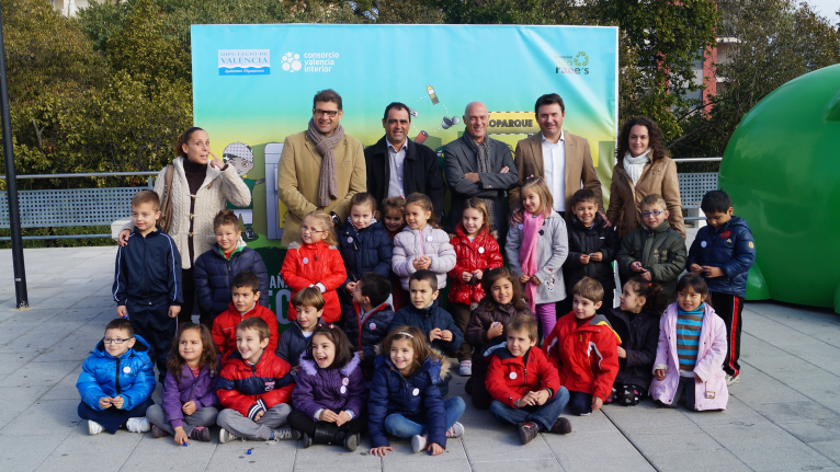 La campaña de educación medioambiental organizará 120 talleres y ferias de intercambio de residuos por regalos