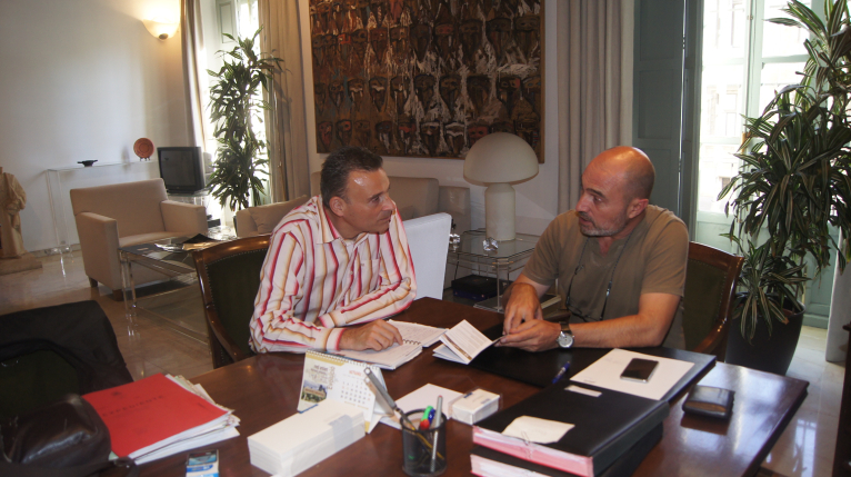 Xavier Rius se interesa por las necesidades culturales de Museros