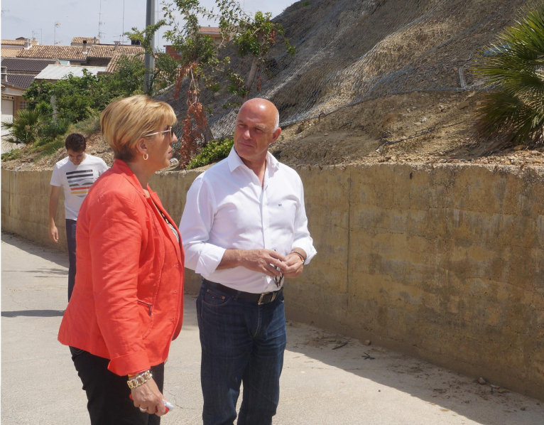 Enguix visita las obras finalizadas de la ladera de la calle Alzira de Turís