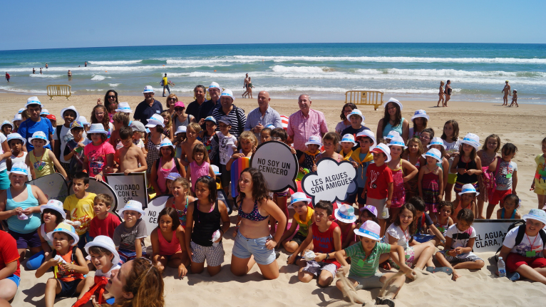 Unos 200 niños aprenden a respetar las playas en Bellreguard