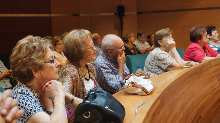 Un centenar de vecinos de Millares y Montroy visitan la Diputación de Valencia