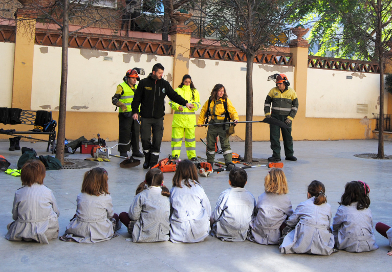 Las brigadas de Imelsa enseñan a cuidar el monte a los niños del colegio Gran Asociación