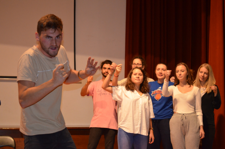 El nuevo espectáculo de Escena Erasmus homenajea a Primo Levi y alerta del auge de la ultraderecha en Europa