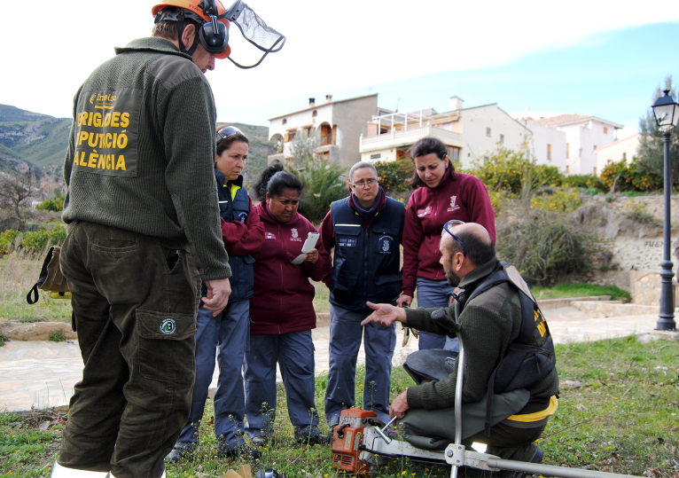 Las brigadas de Imelsa enseñan cómo limpiar el monte en Sot de Chera 