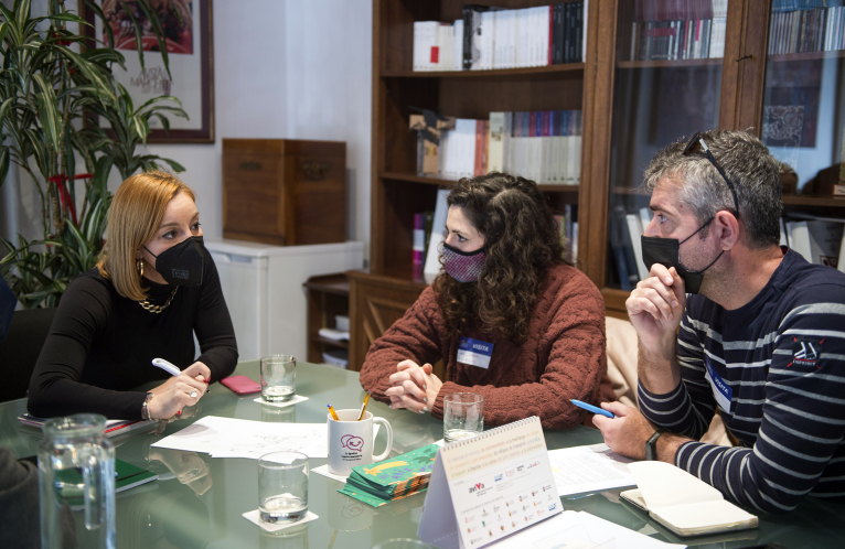 La diputada de Movilidad Sostenible, Dolors Gimeno, se reúne con la regidora de Quart de Poblet, Celia Díez