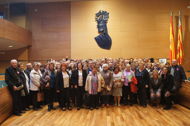 Un centenar de veïns i veïnes d’Aldaia i El Perelló visiten la Diputació de València 